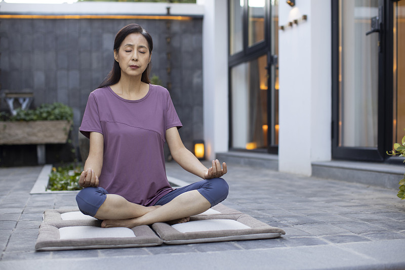 瑜伽抗衰老的秘密：科学解析其深层功效